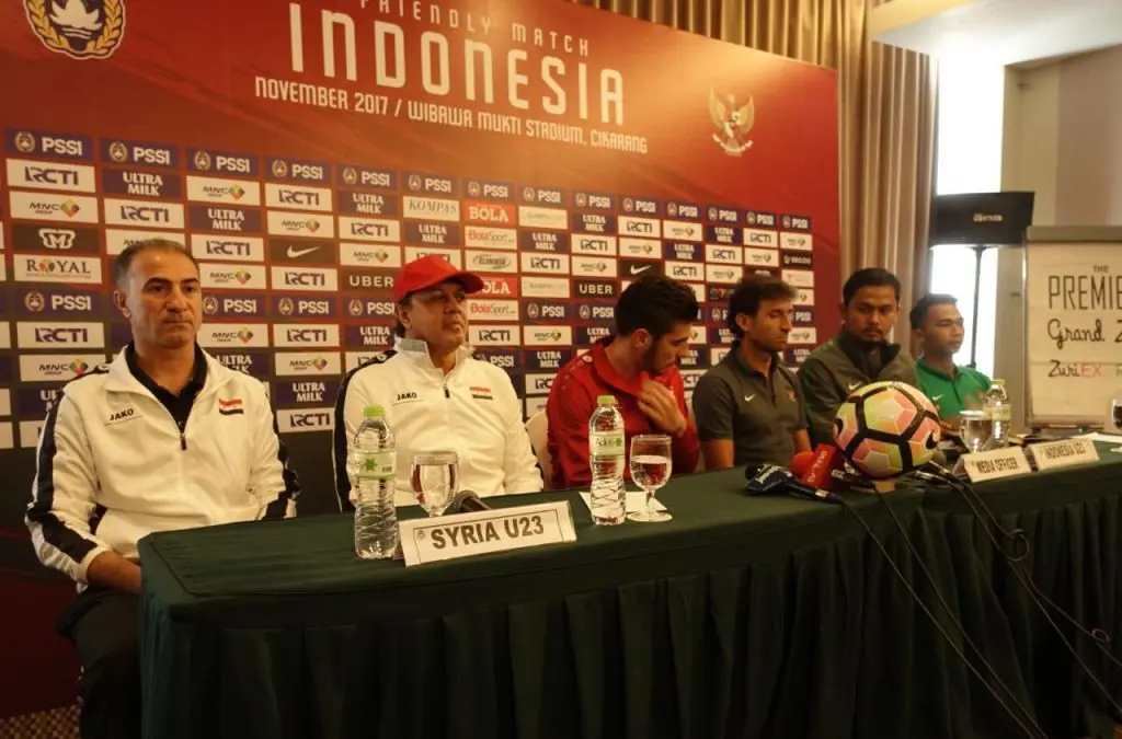 Suasana konferensi pers jelang pertandingan antara Timnas Indonesia U-23 kontra Timnas Suriah U-23 yang digelar di Cikarang, Rabu (15/11/2017). (Bola.com/Benediktus Gerendo Pradigdo)