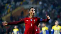 Bintang sekaligus kapten Portugal, Cristiano Ronaldo melakukan selebrasi usai menjebol gawang Andorra (Reuters/Rafael Marchante)