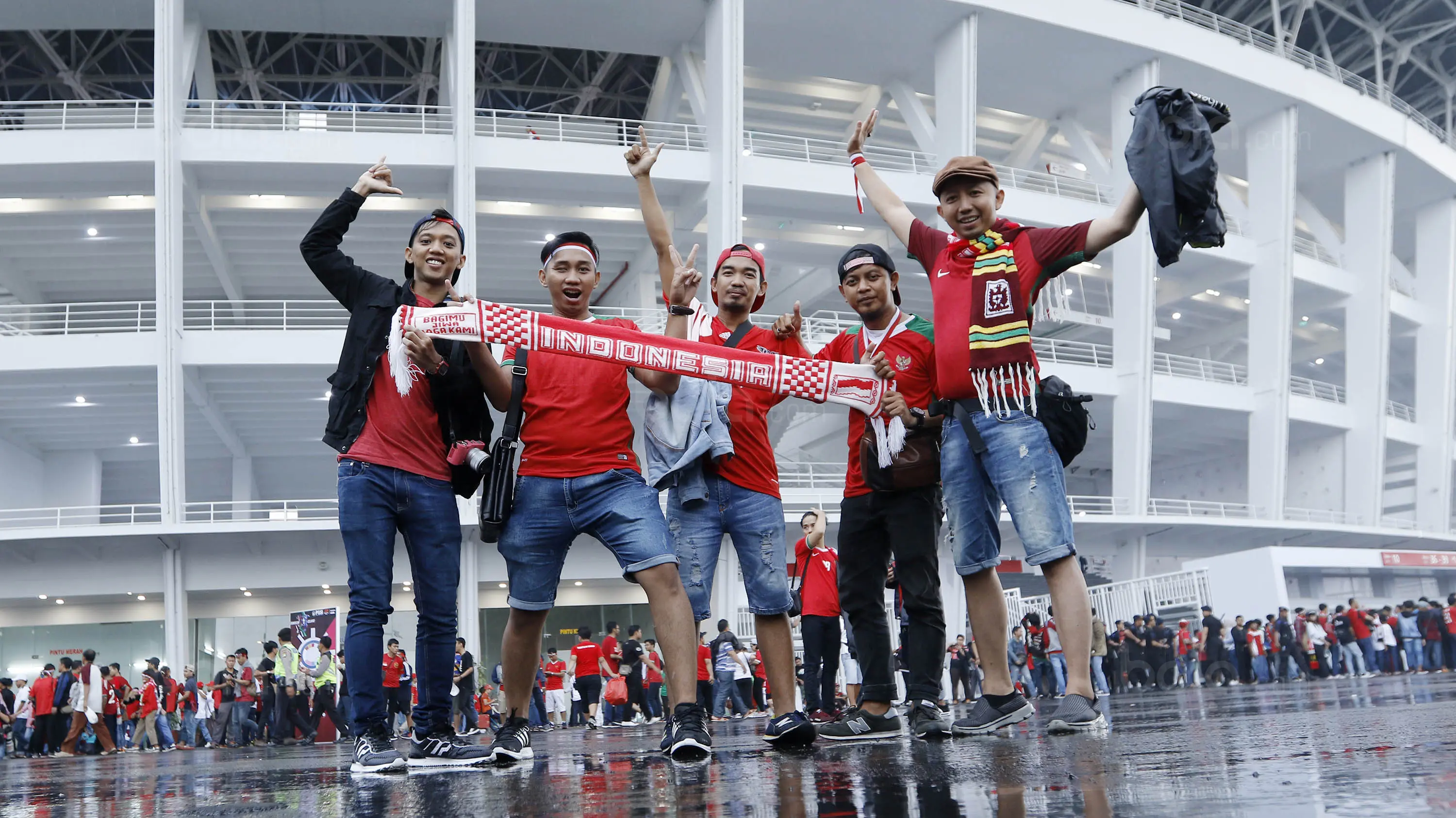 Suporter foto bersama sebelum memasuki Stadion Utama Gelora Bung Karno (SUGBK), Jakarta, Minggu (14/1/2018). Kehadiran mereka untuk menyaksikan langsung pertandingan antara Indonesia melawan Islandia dalam laga persahabatan. (Bola.com/M Iqbal Ichsan)