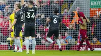 Ekspressi Mohamed Salah usai gagal mencetak gol melalui eksekusi penalti saat Liverpool menjau Arsenal pada lanjutan Liga Inggris 2022/2023 di Stadion Anfield, Minggu (9/4/2023) malam WIB. (AP Photo/Jon Super)