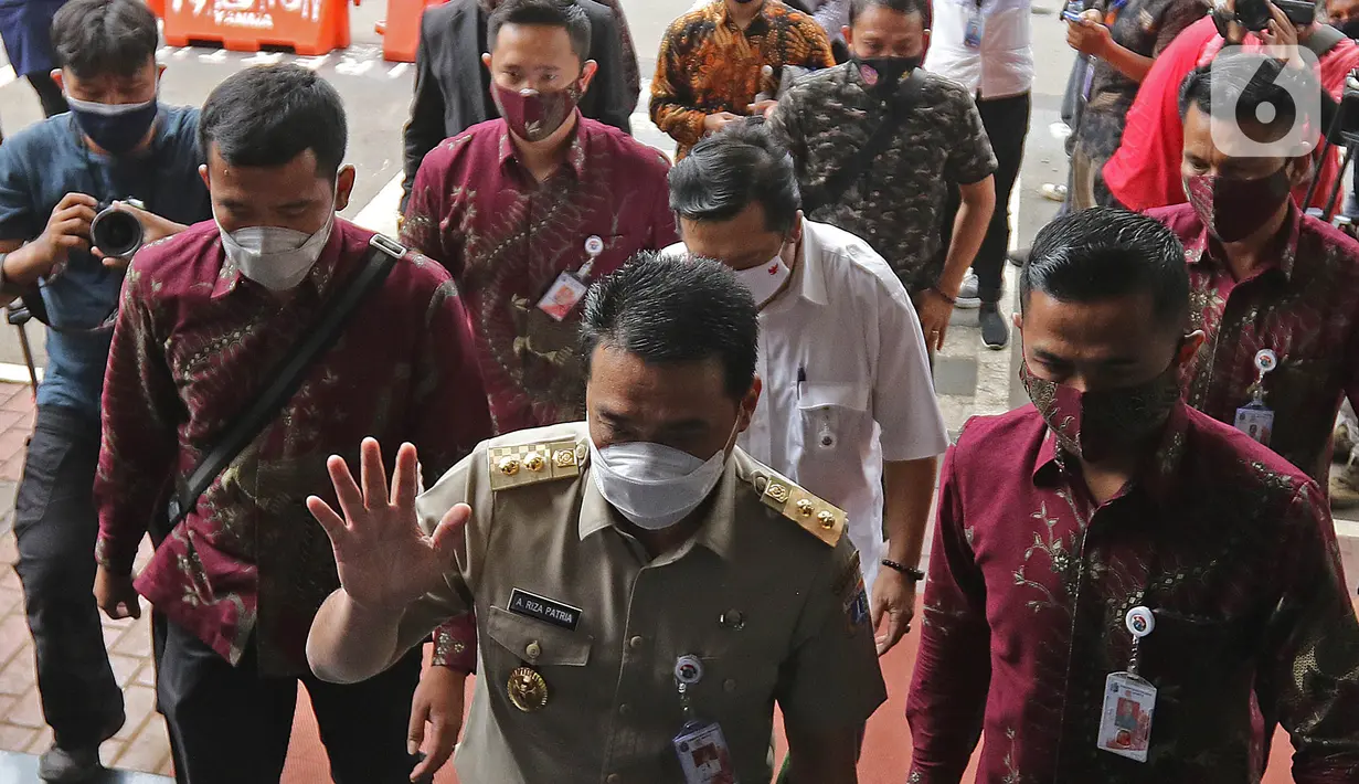 Wakil Gubernur DKI Jakarta Ahmad Riza Patria memenuhi panggilan pemeriksaan kepolisian di Polda Metro Jaya, Senin (23/11/2020). Riza Patria diperiksa Ditreskrimum Polda Metro Jaya untuk memberikan klarifikasi terkait kerumunan massa di Petamburan beberapa waktu lalu. (Liputan6.com/Herman Zakharia)