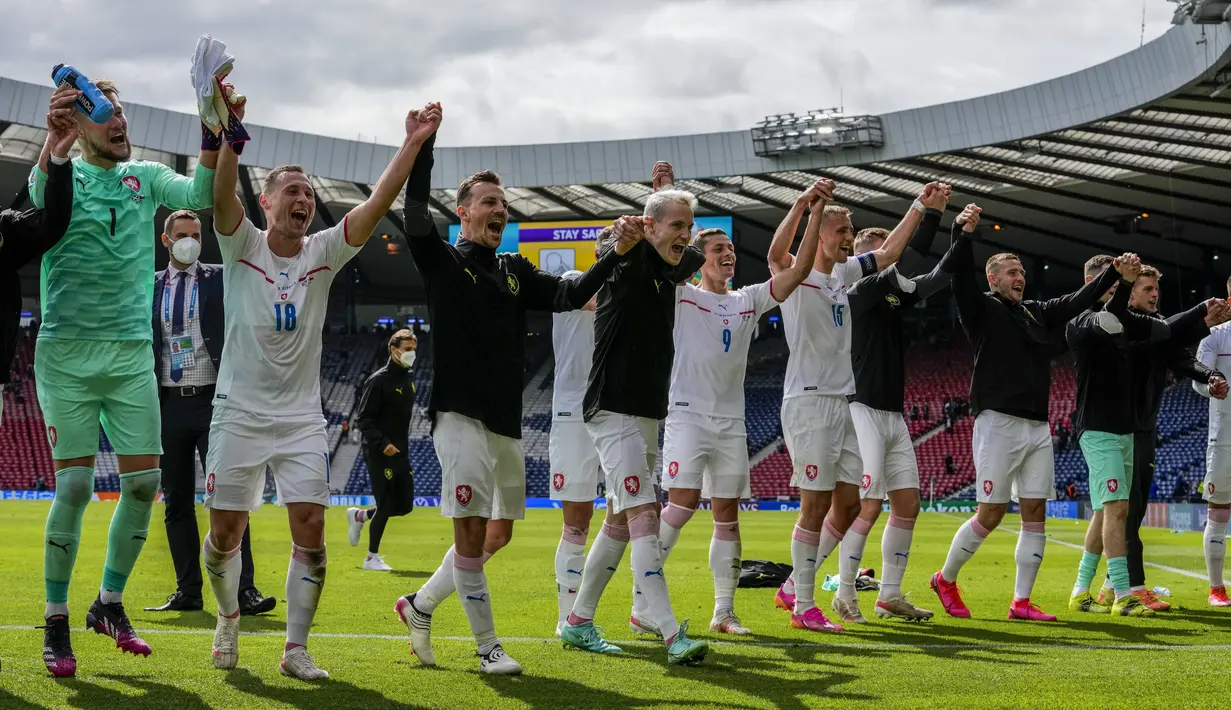 Para pemain Republik Ceko merayakan kemenangan atas Skotlandia usai pertandingan grup D Euro 2020 di stadion Hampden Park, Glasgow, Senin (14/6/2021). Dengan kemenangan ini, Ceko menggeser Inggris dari puncak klasemen sementara. (AP Photo/Petr David Josek, Pool)