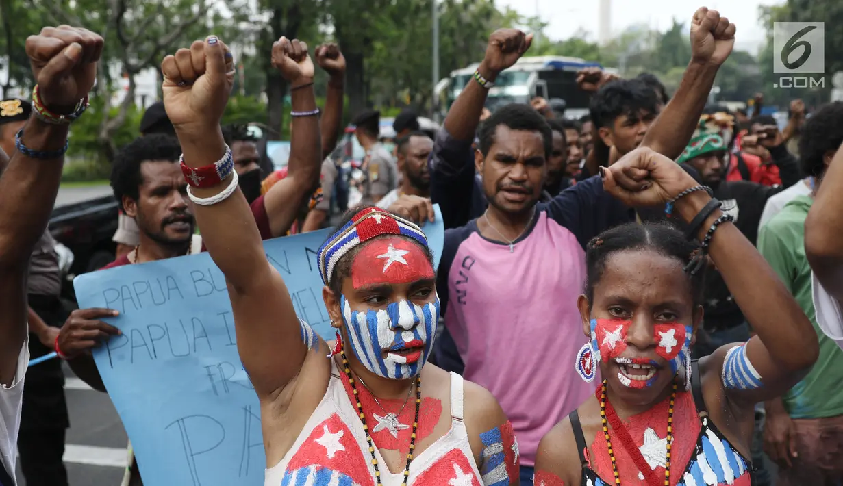 Mahasiswa Papua yang tergabung dalam Aliansi Mahasiswa Anti Rasisme, Kapitalisme, Kolonialisme, dan Militerisme berunjuk rasa di depan Istana Merdeka, Jakarta, Rabu (28/8/2019). Mereka menuntut diberikan hak untuk menentukan nasib sendiri melalui referendum. (Liputan6.com/Angga Yuniar)