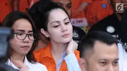 Artis peran dan model, Jennifer Dunn saat diperlihatkan usai ditangkap satuan Dirnarkoba Polda Metro Jaya, Jakarta, Selasa (2/1). Jennifer Dunn sebelumnya pernah juga tersandung kasus narkoba. (Liputan6.com/Helmi Fithriansyah)