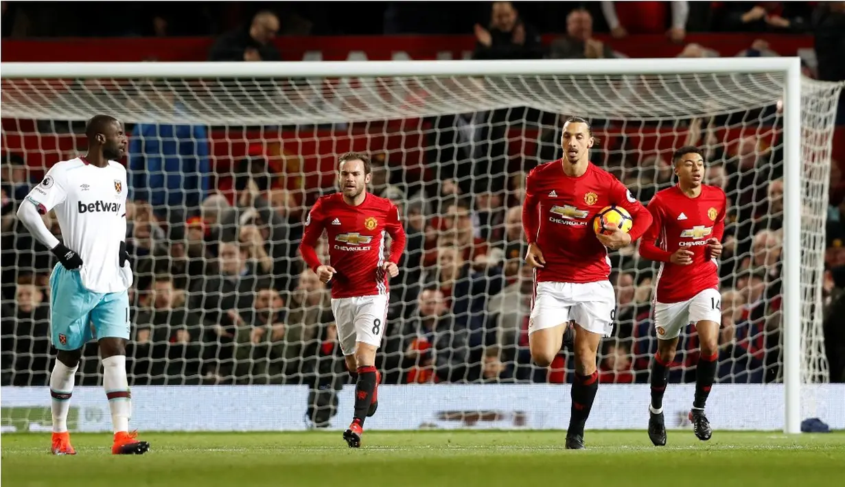 Striker Manchester United, Zlatan Ibrahimovic, mencetak gol balasan ke gawang West Ham United di menit ke-20 pada laga pekan ke-13 Premier League di Old Trafford, Minggu (27/11/2016). (Action Images via Reuters/Carl Recine)