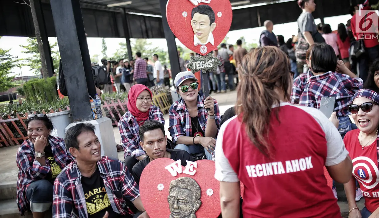 Pendukung setia Basuki Tjahaja Purnama (BTP) atau Ahok, Ahokers berkumpul di RTH Kalijodo, Jakarta, Kamis (24/1). Mereka memberi dukungan moril kepada Ahok yang resmi bebas. (Liputan6.com/Faizal Fanani)