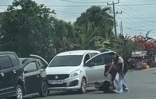 Jadi Tontonan Pengendara, Aksi Polisi Lumpuhkan 2 Pria Bawa Sabu  Sampai Tersungkur di Depan Mobil