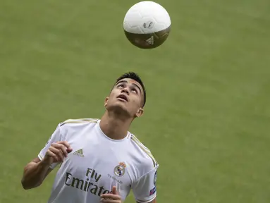 Gelandang baru Real Madrid, Reinier Jesus menjuggling bola saat presentasi dirinya di stadion Santiago Bernabeu di Madrid, Spanyol, Selasa, (18/2/2020). Pemuda asal Brasil ini direkrut Real Madrid dari Flamengo dengan biaya yang ditaksir mencapai 30 juta euro. (AP Photo/Paul White)