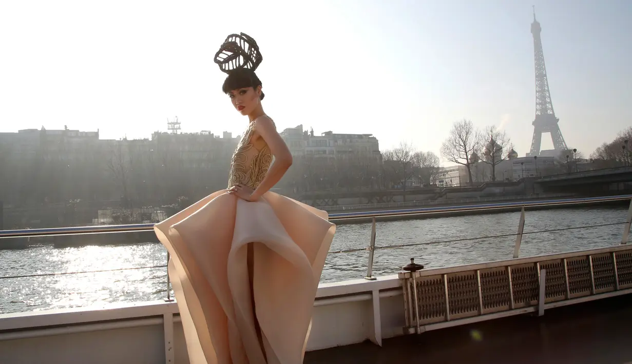 Desainer asal Vietnam Jessica Minh Anh berpose membawakan busana hasil karyanya saat dipamerkan dalam busana Spring-Summer 2017 di Paris Fashion Show di Paris, Perancis, (26/1). (AP Photo / Thibault Camus)