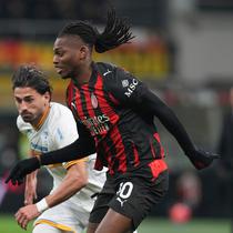Pemain AC Milan Rafael Leao (kanan) berebut bola dengan pemain Lecce Omri Gandelman pada laga Serie A/Liga Italia antara AC Milan vs Lecce di Milan, Italia, Minggu, 18 Januari 2026. (AP Photo/Antonio Calanni)