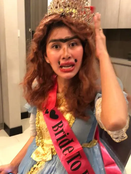 Di pesta Bridal Shower atau perayaan yang biasanya untuk simbolis melepas masa lajang, perempuan yang akrab disapa Nanas ini justru tak berpenampilan cantik. Ia didandani dengan gaya yang unik dan lucu. (Instagram)