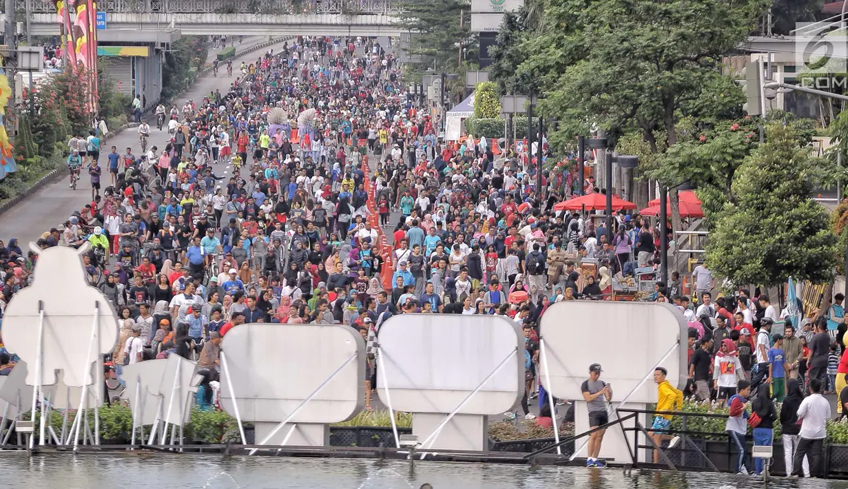 Warga beraktivitas memadati kawasan Bundaran HI saat Car Free Day (CFD), Jakarta, Minggu (24/6). Sebelumnya, Pemprov DKI Jakarta memang meniadakan CFD sementara pada tanggal 10 dan 17 Juni 2018 dalam rangka libur Lebaran. (Liputan6.com/Faizal Fanani)