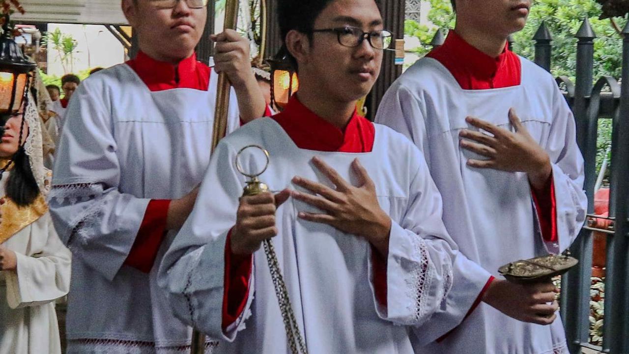 Jadwal Misa Malam Natal pada Minggu malam ini bakal dihelat tiga kali. Dua kali di antaranya digelar secara hybrid (offline dan online).<br>