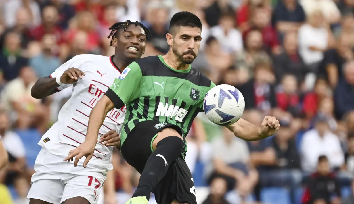 Penyerang AC Milan, Rafael Leao berusaha merebut bola dari pemain Sassuolo, Martin Erlic pada pertandingan lanjutan Liga Serie A Italia di stadion Mapei - Citta del Tricolore di Reggio Emilia (30/8/2022). AC Milan bermain imbang atas Sassuolo dengan skor 0-0. (Massimo Paolone / LaPresse via AP)
