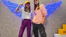 <p>Marianne Rumantir memberi inspirasi tampilan sporty chic dengan tailored pants, heels dan topi baseball. Sementara Luna Maya totalitas gaya boyish-nya (Foto: Instagram @lunamaya)</p>