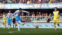 Pemain Napoli, Piotr Zielinski melepaskan tembakan tanpa mampu dibendung kiper Chievo Verona  pada lanjutan Serie A di Bentegodi stadium, Verona, (19/2/2017).  Napoli menang 3-1. (Filippo Venezia/ANSA via AP)