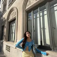 Setelah liburan di Eropa, Beby Tsabina kembali liburan dengan memilih New York sebagai destinasi. Selama liburan di New York, Beby Tsabina menampilkan gaya feminin layaknya cewek kue dengan outfit berwarna cerah. Seperti apa potretnya? (instagram/bebytsabina)