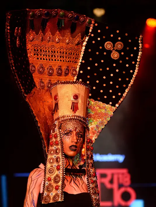 Seorang model berpose mengenakan busana perancang muda dari Pearl Academy di Autumn/Winter 2018 Fashion Week di New Delhi, India (18/3). (AFP Photo/Sajjad Hussain)