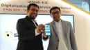 CEO PT Safar Anugerah Indonesia Andang Sentanu (kiri) bersama Digital Consumer Director PT Metranet Setyo Budianto menunjukkan aplikasi Safar saat soft launching di Jakarta, Kamis (2/5/2019). Safar merupakan aplikasi marketplace untuk merencanakan perjalanan umrah. (Liputan6.com/Angga Yuniar)