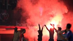 Aksi Bobotoh saat menyalakan flare pada laga Bhayangkara FC melawan Persib Bandung di Stadion Patriot, Bekasi, Minggu (4/6/2017). Persib kalah 0-2. (Bola.com/Nicklas Hanoatubun)