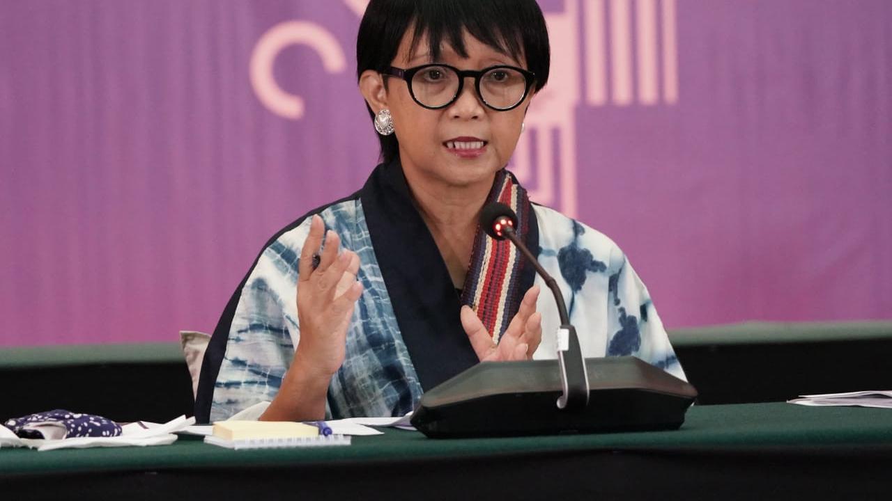 Menteri Luar Negeri RI Retno Marsudi saat berbicara dalam press briefing virtual yang digelar oleh Kementerian Luar Negeri RI, Jumat (7/8/2020). (Photo credit: Kementerian Luar Negeri RI)