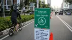 Warga menggunakan sepeda di jalur khusus sepeda di kawasan Jalan Sudirman, Jakarta, Selasa (14/7/2020). Pemprov DKI Jakarta memutuskan untuk meniadakan jalur sepeda sementara di kawasan protokol Jalan Sudirman-Thamrin, Jakarta Pusat mulai Minggu (19/7/2020) mendatang. (Liputan6.com/Faizal Fanani)