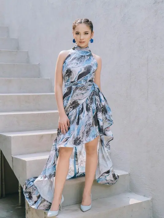 Lyodra tampil elegan dengan asymmetric dress warna biru muda. Anting-anting warna birunya pun membuat looknya makin menawan. Instagram/lyodraofficial).