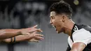 Striker Juventus, Cristiano Ronaldo, melakukan selebrasi usai mencetak gol ke gawang Lazio pada laga Serie A di Stadion Allianz, Turin, Senin (20/7/2020). Juventus menang 2-1 atas Lazio. (Marco Alpozzi/LaPresse via AP)