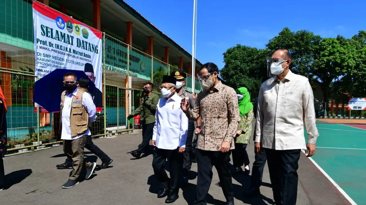 Wakil Presiden Ma'ruf Amin meninjau PTM terbatas di Kabupaten Bogor.