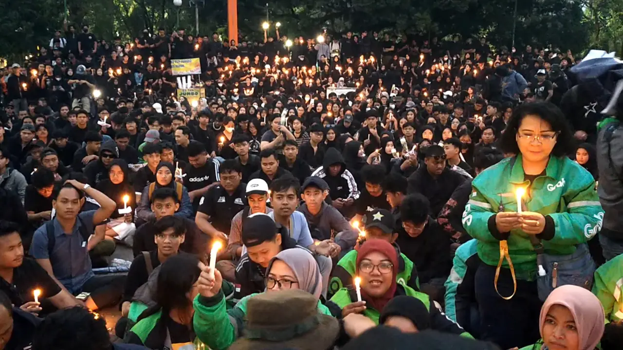 Aksi solidaritas dan menuntut keadilan untuk pengemudi ojol Affan Kurniawan di Alun-alun Malang pada Jumat (29/8/2025).