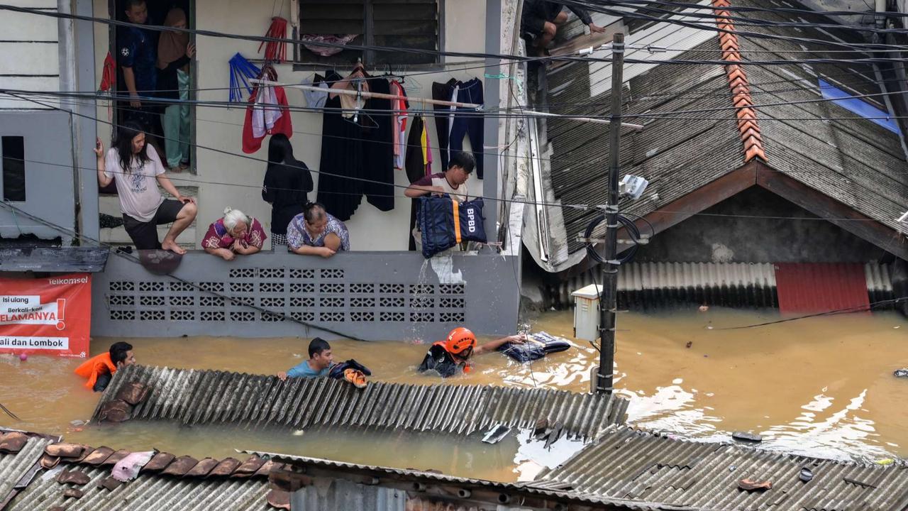 Banjir seatap rumah di Pasar Minggu