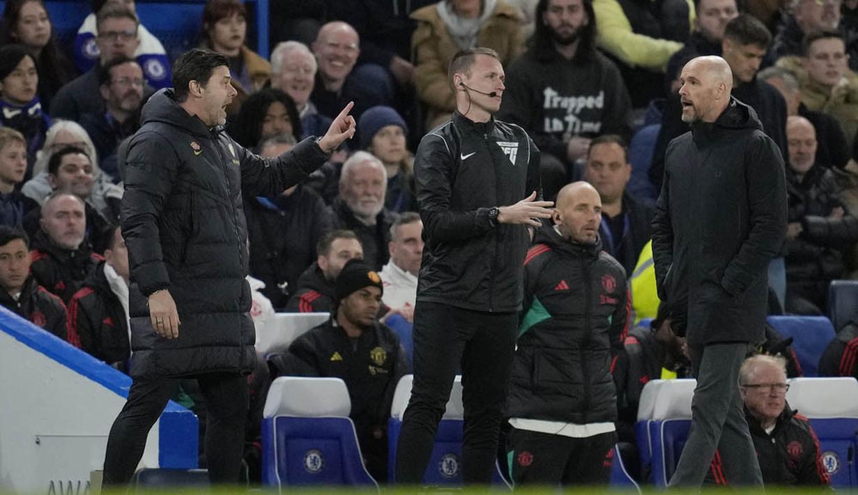 Pelatih Chelsea, Mauricio Pochettino, bersitegang dengan pelatih Manchester United, Erik ten Hag, pada laga pekan ke-31 Liga Inggris di Stadion Stamford Bridge, Jumat (5/4/2024). (AP Photo/Kin Cheung)