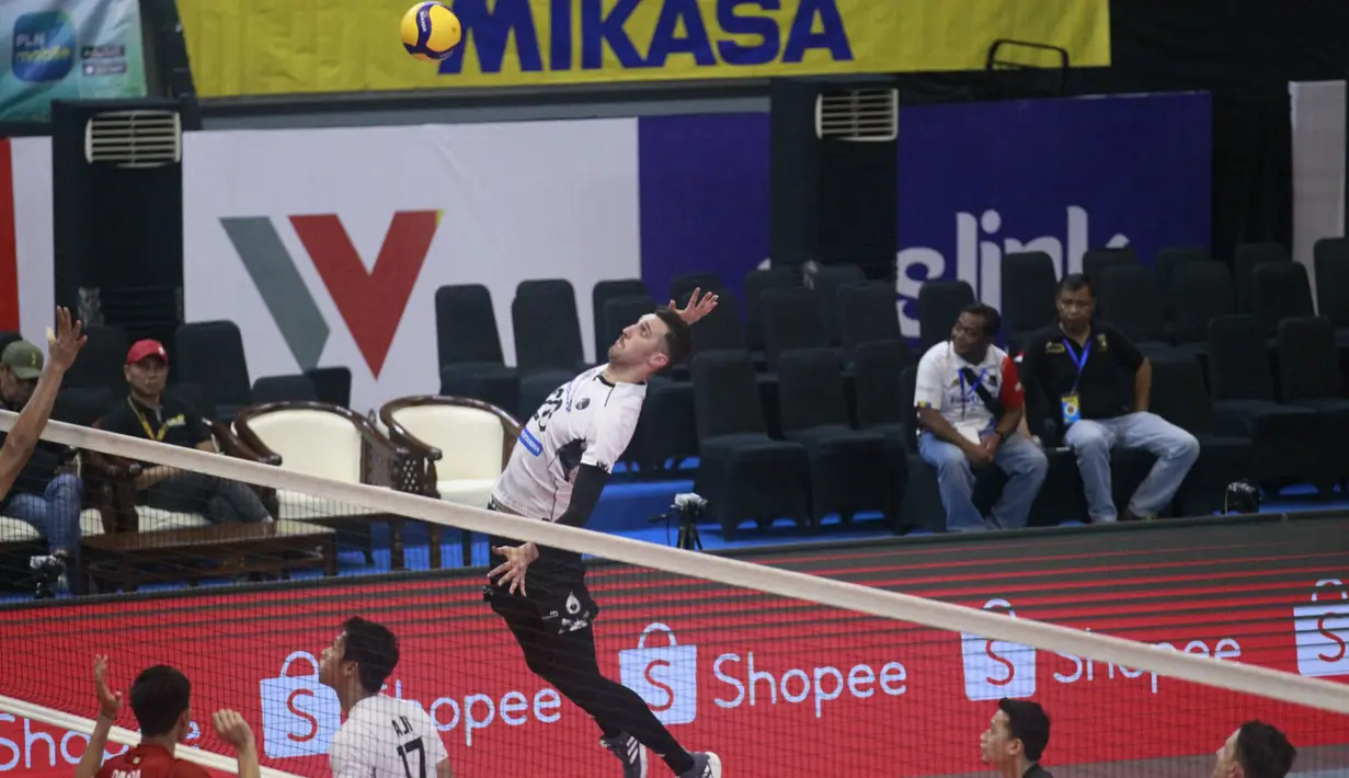 <p>Pemain Jakarta Pertamina Pertamax, Porya Yali melompat untuk melepaskan spike saat menghadapi Jakarta Garuda Jaya pada laga pekan pertama putaran I PLN Mobile Proliga 2024 di GOR Amongrogo, Yogyakarta, Sabtu (27/4/2024). Jakarta Pertamina Pertamax menang 3-0 (25-16, 25-23, 25-15). (Dok. PBVSI)</p>