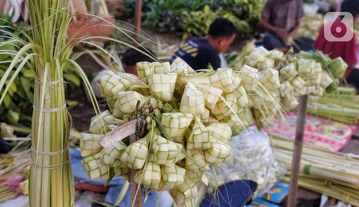 Kuliner Lebaran Ketupat disajikan dengan sayur bersantan seperti sayur labu siam dan aneka lauk pelengkap. (Liputan6.com/Angga Yuniar)