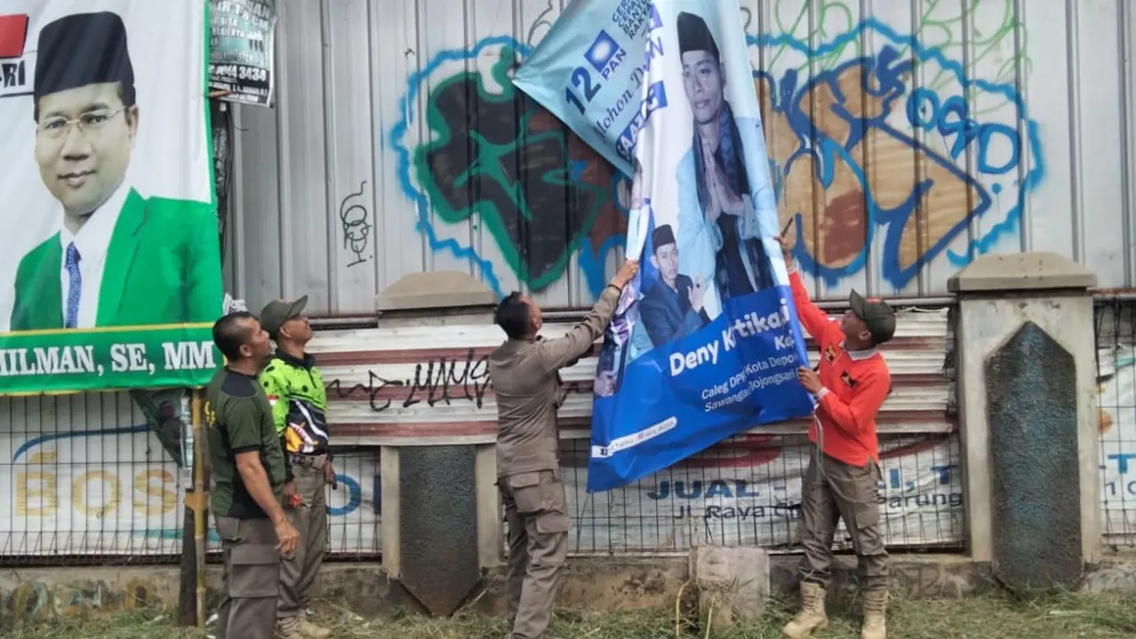 Satpol PP Kota Depok Tertibkan APK yang Dianggap Melanggar Perda
