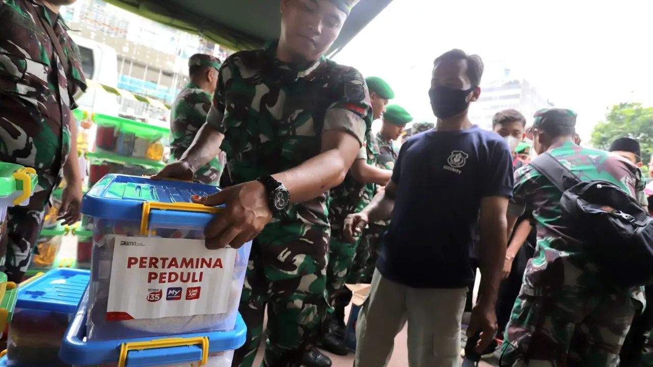 Dalam rangka memperingati HUT TNI ke 77, TNI membagikan paket sembako kepada masyarakat sekitar. Kegiatan ini berlangsung di berbagai titik di Jakarta, Rabu (05/10/2022).