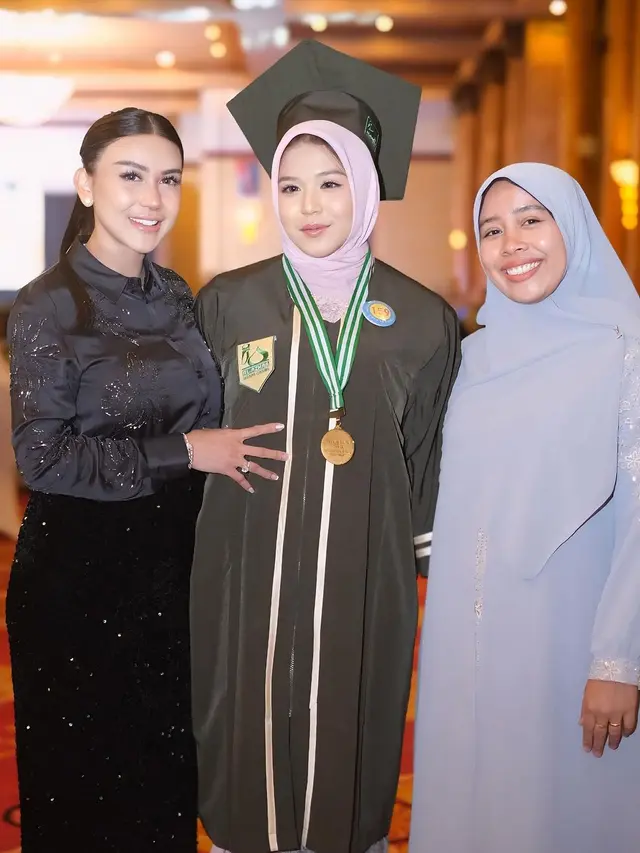 Potret wisuda Kanaya Tiara Atmaja anak ke-2 Bebizie Fatlanay (Sumber: Instagram/@bebizie)