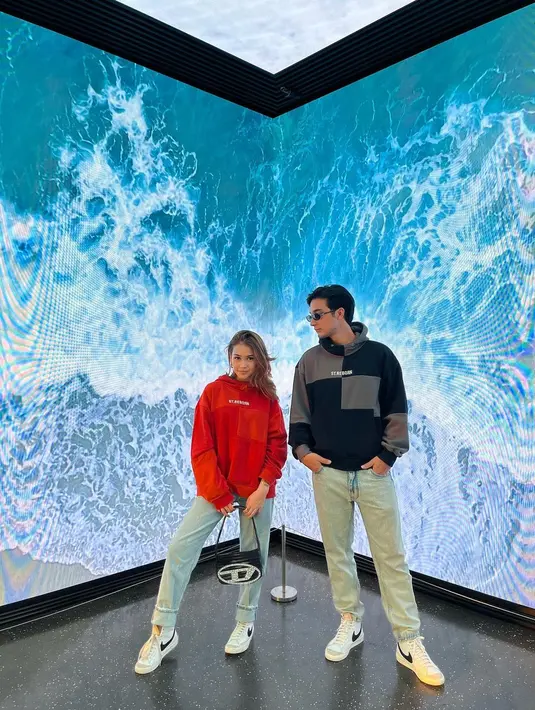 Inspirasi baju couple lainnya yang nggak kalah menarik, mungkin bisa tiru gaya Sandrinna Michelle dengan Junior Roberts satu ini. Keduanya sama-sama mengenakan hoodie yang dipadukan dengan celana panjang dan sneakers. [@sandrinna_11]