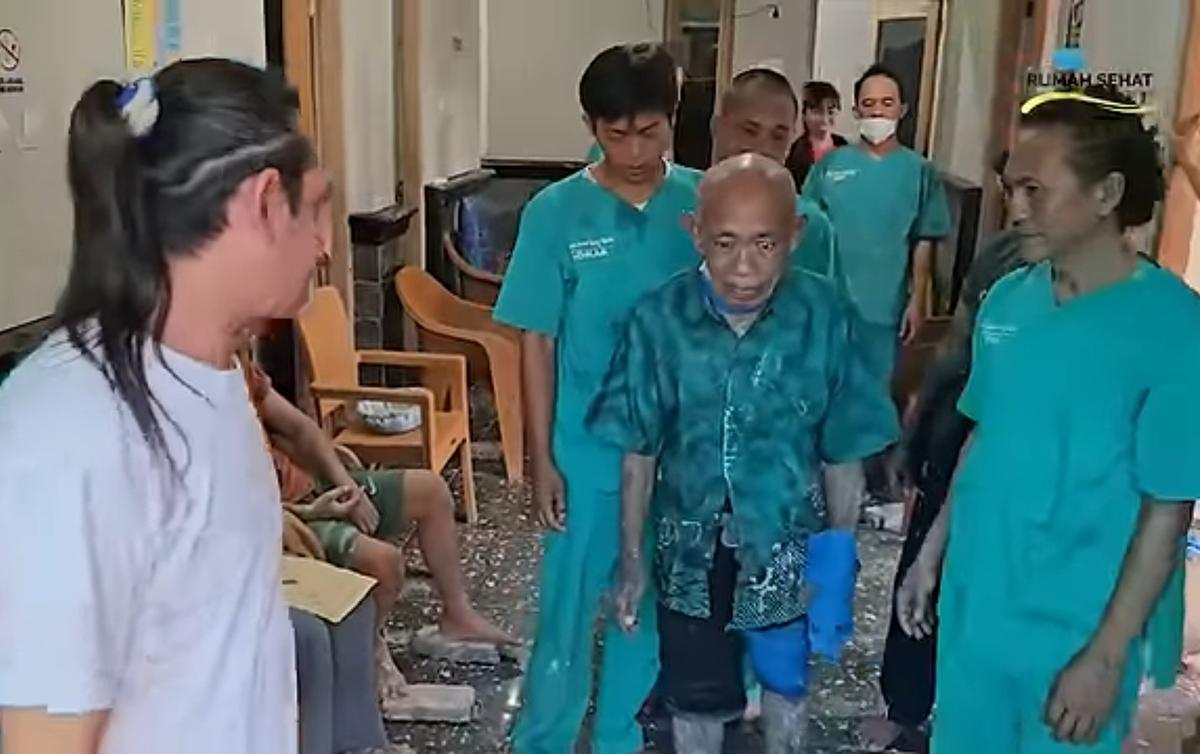 Alhamdulillah, Kondisi Pak Tarno Sudah Bisa Tersenyum dan Berjalan Naik Tangga