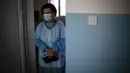 Spesialis penyakit menular Dr Maria Bogoeva (82) saat bertugas di unit Covid-19 di sebuah rumah sakit kecil di Bulgaria pada 20 Januari 2021. Dia adalah salah satu dari sekumpulan dokter lansia yang memerangi kengerian virus di sistem perawatan kesehatan Bulgaria yang kewalahan (Dimitar DILKOFF/AFP