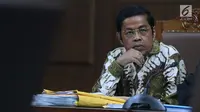 Terdakwa dugaan penerimaan suap terkait kerja sama pembangunan PLTU Riau-1, Idrus Marham saat sidang menjalani lanjutan di Pengadilan Tipikor, Jakarta, Kamis (7/2). Sidang mendengar keterangan saksi. (Liputan6com/Helmi Fithriansyah)