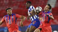 Pemain Chelsea, Reece James (kiri) dan Cesar Azpilicueta bersaing dengan bek FC Porto Porto Zaidu Sanusi pada leg pertama perempat final Liga Champions, Kamis (8/4/2021). Chelsea menang 2-0 Porto di laga yang digelar di tempat netral tersebut. (AP Photo/Angel Fernandez)