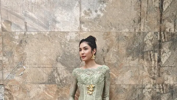 Mikha Tambayong Tampil Anggun dalam Kebaya Korset dan Tas Dior Hijau Sage, Perpaduan Modern dan Klasik yang Memukau