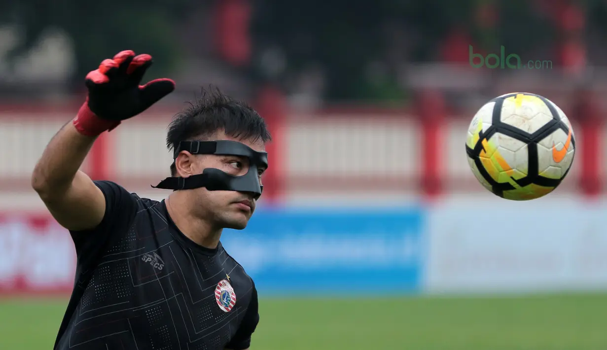 Andritany serius berlatih bersama Persija Jakarta jelang laga Gojek Liga 1 bersama Bukalapak di Stadion PTIK, Jakarta, Senin (25/6/2018). Andritany berpeluang tampil saat Persija melawan Persebaya. (Bola.com/Nick Hanoatubun)