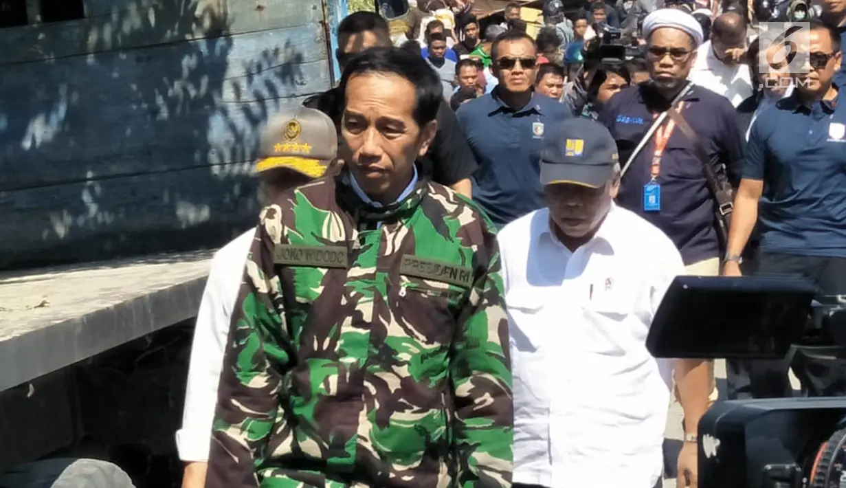 Presiden Joko Widodo (Jokowi) didampingi Menteri Pekerjaan Umum dan Perumahan Rakyat, Basuki Hadimuljono meninjau lokasi reruntuhan bangunan akibat gempa dan tsunami di Kota Palu, Sulawesi Tengah, Minggu (30/9). (Liputan6.com/Septian Deny)