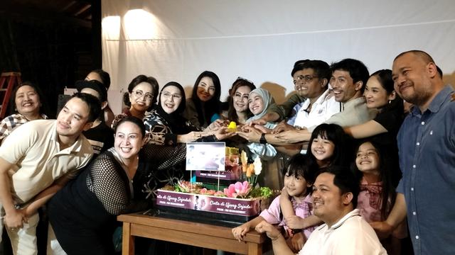 Seluruh pemain Cinta di Ujung Sajadah saat pemotongan tumpeng atas episode pertamanya. (Foto: Liputan6.com/Rahmadina Sundari)