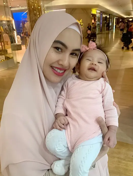 "Justru bayi udah selesai packing kitanya belum. Perlengkapan bayi semua. Khalisa dua tas besar, kalau Habib cuma satu tas kecil yang ribet justru baby-nya," papar Kartika Putri. (Instagram/kartikaputriworld)