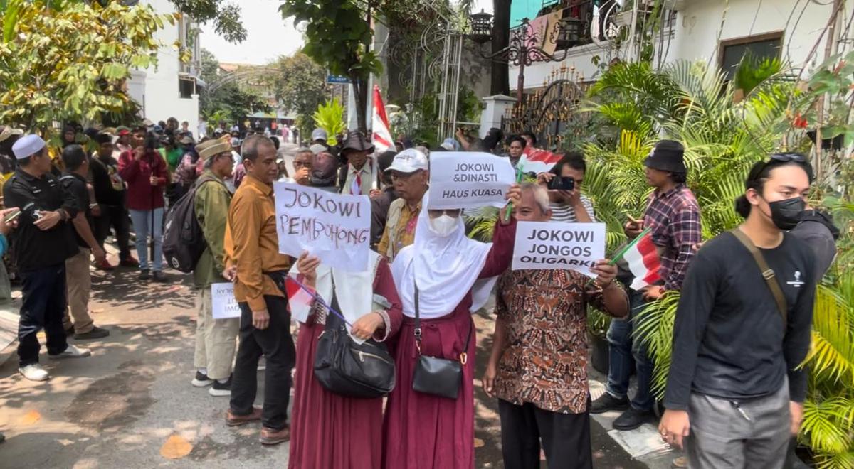 Bentangkan Spanduk, Belasan Warga Demo Datangi Rumah Jokowi