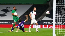 Penyerang Tottenham, Harry Kane, mencetak gol ke gawang Maccabi Haifa pada laga play-off Liga Europa 2020/2021 di Tottenham Hotspur Stadium, Jumat (2/10/2020) dini hari WIB. Tottenham menang 7-2 atas Maccabi Haifa. (AFP/Clive Rose/pool)