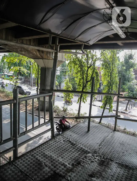 Kondisi jembatan penyeberangan orang (JPO) halte transjakarta Bea Cukai di Jalan Ahmad Yani, Jatinegara, Jakarta, Kamis (5/12/2019). Sebelumnya, truk kontainer pengangkut dump truck menabrak jembatan bagian depan JPO hingga membuat tiang pegangan jembatan patah. (Liputan6.com/Faizal Fanani)